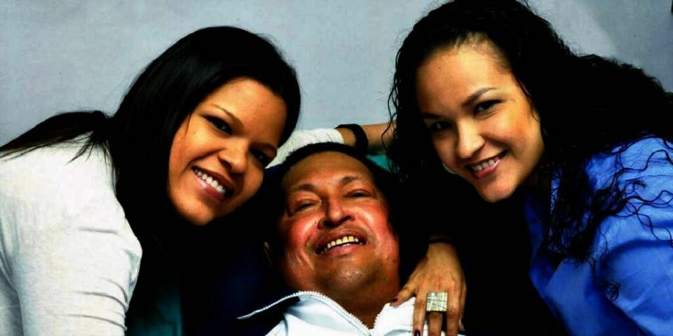 HJEMME: Venezuelas president Hugo Chávez er tilbake i hjemlandet etter to måneder på sykehus i Cuba. Fredag kom også bilder av presidenten sammen med hans to døtre. De er de første tegnene på at han er i live.