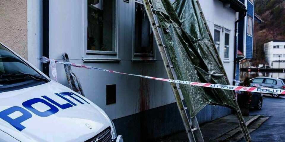 SPOR:  En 23 år gammel mann ble funnet død i en leilighet i Egersund tirsdag. En 78 år gammel mann er alvorlig skadd. Et vindu i leiligheten er knust. Det er blod på glasset og på veggen. Politiet vet fortsatt ikke hva som har skjedd.