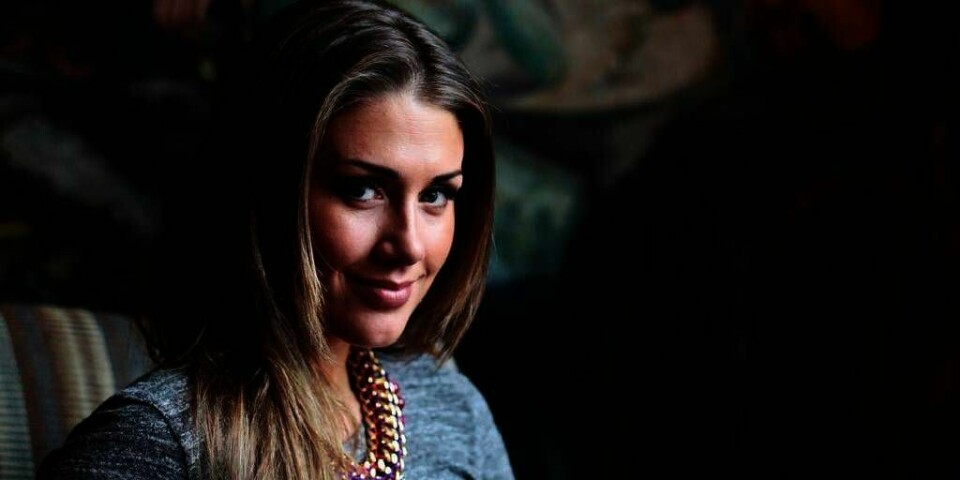 LYKKELIG:  Artist Tone Damli begynte å gråte da kjæresten fridde. Det skjedde på en restaurant i Paris i Frankrike. Kjæresten Aksel Hennie hadde tegnet ringen selv.