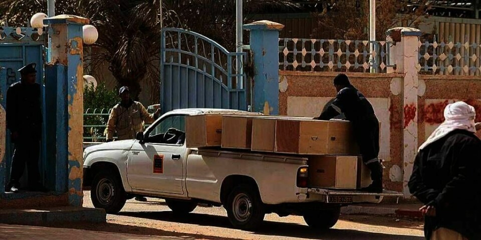 DØDE: Tomme likkister kjøres til In Aménas i Algerie. De døde etter terrorangrepet skal fraktes til hovedstaden Alger. Der skal Kripos hjelpe til med å finne ut hvem de er.