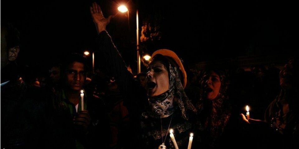 RASER:  Flere tusen egyptere demonstrerte mot president Mohamed Mursi i helgen. Mange samlet seg utenfor presidentens hjem. Flere krever at Mursi slutter som president. Det skjer etter en video der en demonstrant blir mishandlet. Opprørspoliti slår mannen og sleper ham langs bakken.