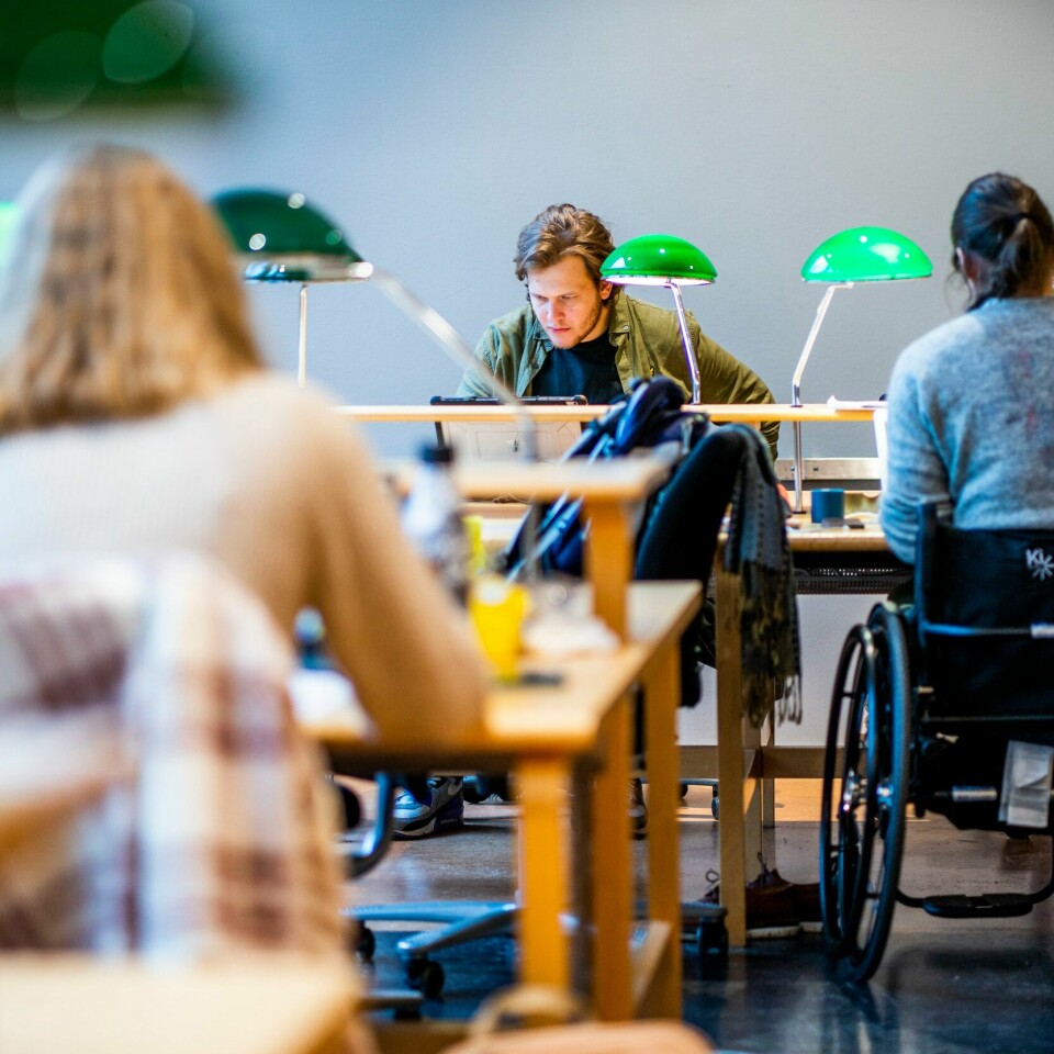 FULLFØRER IKKE: Flere enn før bruker mer enn tre år på sin bachelorgrad. Bilde av studenter på lesesal. Foto: Håkon Mosvold Larsen / NTB