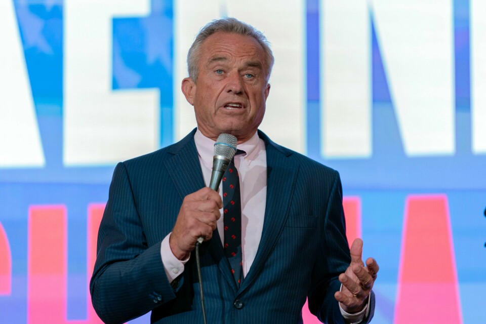 TELEFONSAMTALE: Kennedy har fått en telefon fra Donald Trump. Samtalen ble filmet. Videoen er lekket på sosiale medier. Bilde av Robert F. Kennedy Jr. Han er uavhengig kandidat til valget av president i USA. Foto: AP Photo/Jose Luis Magana, File