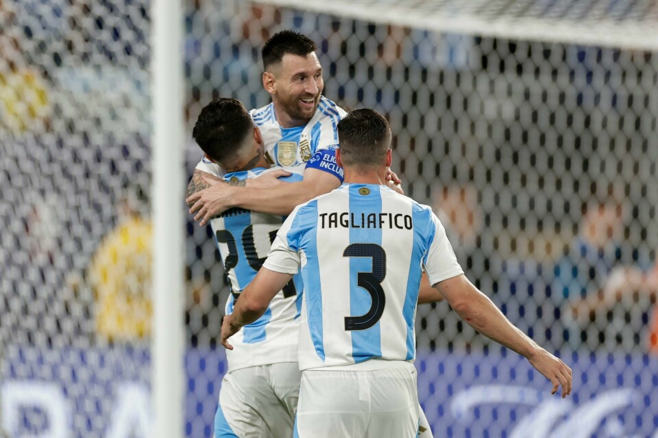 MÅL: Her scorer Lionel Messi Argentinas andre mål for kvelden. Argentinas Lionel Messi gratuleres etter å ha scoret sitt lags andre mål. Han feirer sammen med to lagkamerater i Argentinas stripete drakter i hvit og lyseblå.