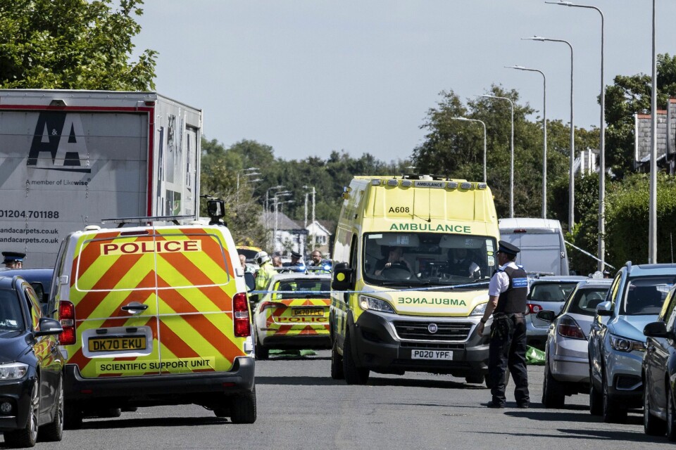 KNIVANGREP: Tre jenter ble drept mandag. Politiet avhører nå mistenkte. Tilstanden er fortsatt kritisk for åtte av de skadede – seks barn og to voksne – etter mandagens knivangrep i Southport. En 17-åring er pågrepet for angrepet, der to barn ble drept. Foto: James Speakman / PA / AP / NTB