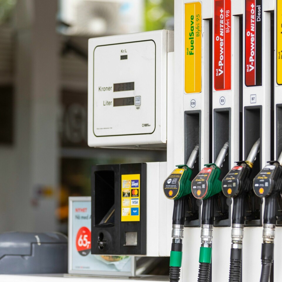 MAT: 7-Eleven langs vei, St1/Shell, Esso/Deli de Luca, og Circle K deltar i konkurransen om å bli best på frukt og grønt. Bildet viser drivstoffpumper og elbilladere.