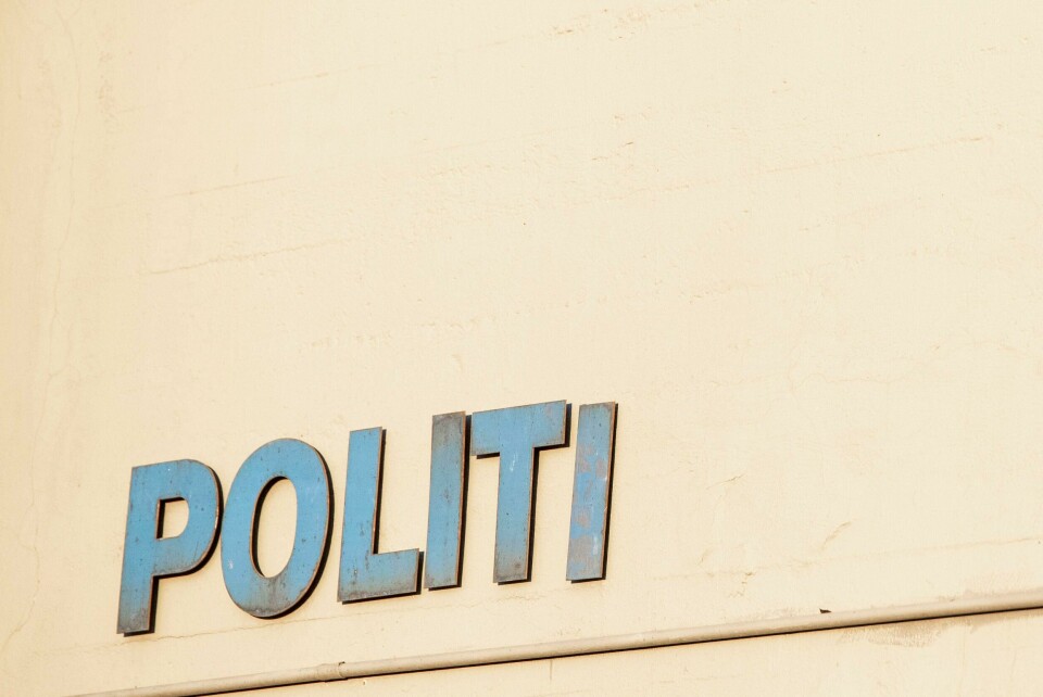 GEILO: Politiet etterforsker brannen på Geilo ungdomsskole. Bildet viser et skilt med politi-logo. Foto: Frederik Ringnes / NTB