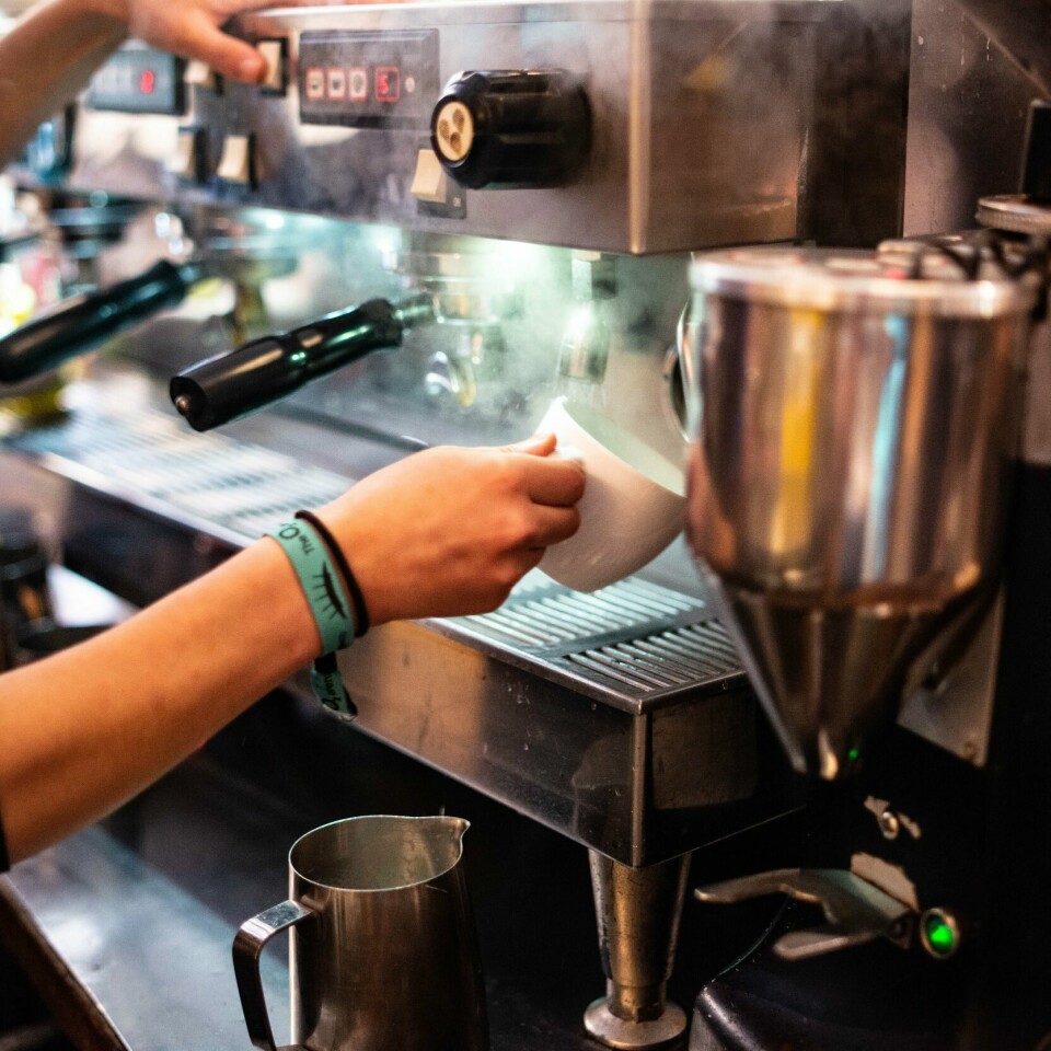 KAFFE: Kaffen som vi er så avhengig av, kan bli borte. For kaffeplanten er en av de som sliter når klimaet endrer seg. Bildet viser en kaffekopp som varmes opp med varmt vann.