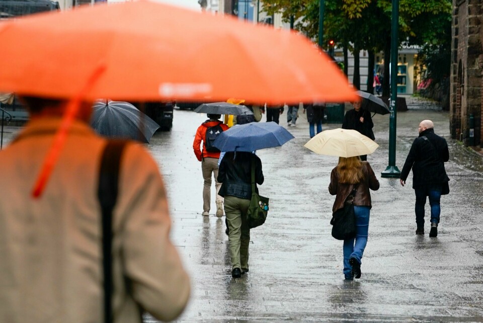 VÆRET: Juli har vært preget av mye regn for mange nordmenn. Men Nord-Norge har stort sett hatt bedre vær enn vanlig. Regnet skal fortsette gjennom helga, og forsikringsselskapene er forberedt på flere skademeldinger. Foto: Gorm Kallestad / NTB
