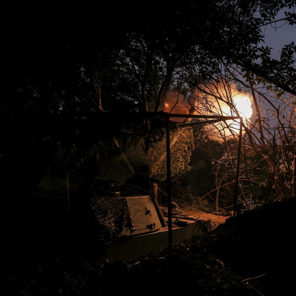 DONETSK: Det pågår harde kamper mellom russiske og ukrainske styrker i Donetsk. En ukrainsk soldat avfyrer en haubits mot russiske styrker i Tsjasiv Jar i Donetsk 20. juli. Den russiske sommeroffensiven har vært hardt for de ukrainske styrkene i regionen. Foto: Oleg Petrasiuk / Ukrainian 24th Mechanised Brigade / AP / NTB