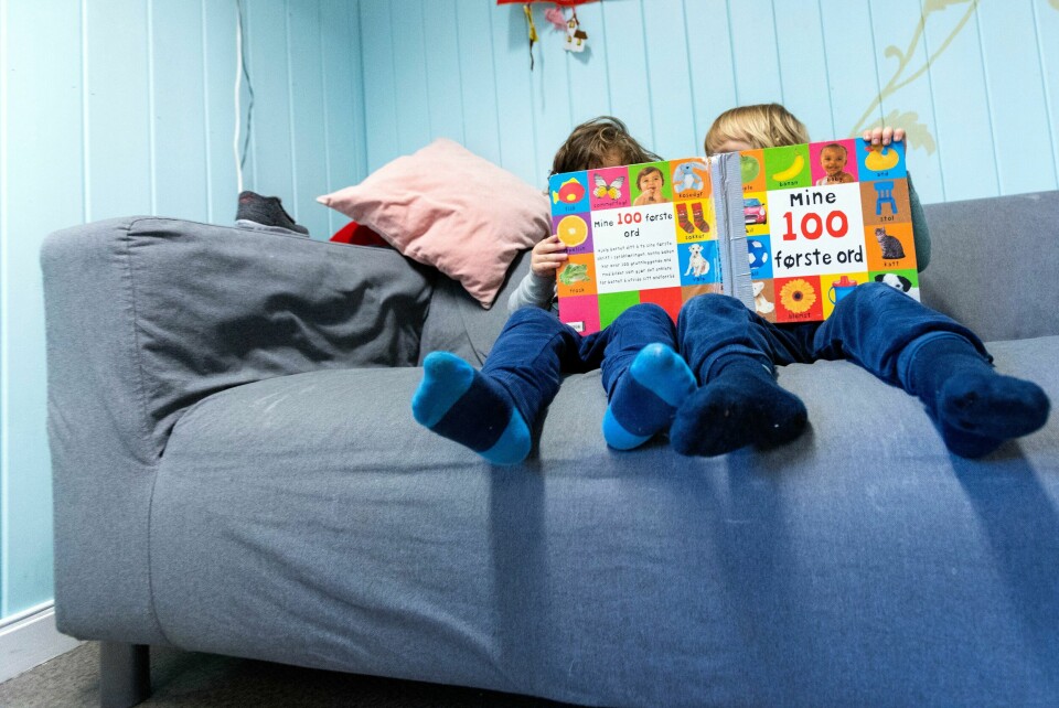 BØKER: Norske foreldre kommer dårligst ut i en nordisk undersøkelse. Den handler om hvor mange som leser for barna sine. Bildet viser to barn som leser i en barnehage.