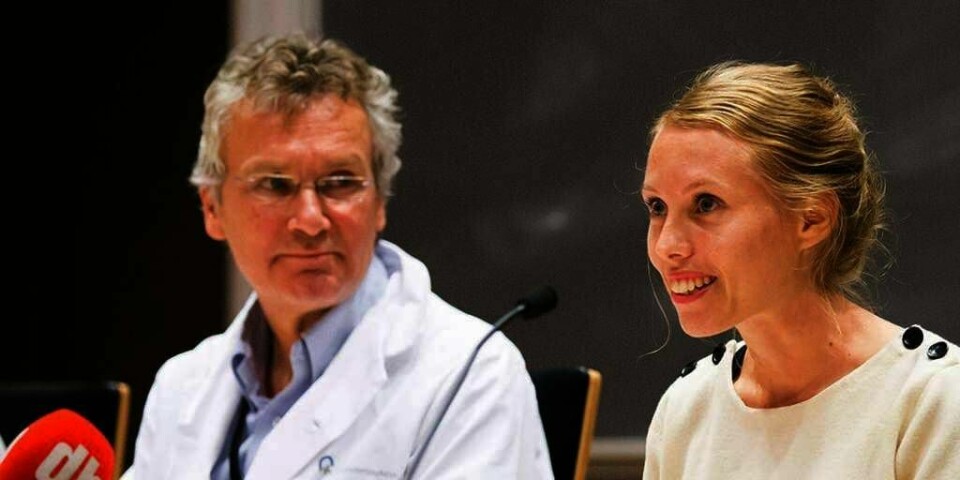 FRISK: Silje Lehne Michalsen (til høyre) er nå frisk av viruset ebola. Hun lå to uker på Oslo universitets-sykehus. Nå ber hun mediene om heller å skrive om krisen i Vest-Afrika. Til venstre ses lege Dag Kvale, som behandlet Michalsen.