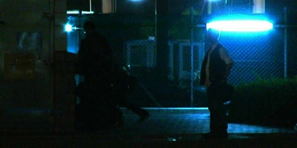 VOLD: Politifolk dro en demonstrant inn i et mørkt hjørne. Så slo de ham og sparket ham. Det viser en video fra Hongkong.