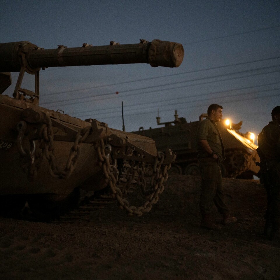 ISRAEL: Israel sier at de har angrepet i Libanon. Her er israelske soldater ved en stridsvogn på Golanhøydene torsdag, nær grensa til Libanon. Bildet viser israelske soldater ved en stridsvogn på de israelsk-annekterte Golanhøydene torsdag. Ikke langt unna er grensen til Libanon. Foto: Leo Correa / AP / NTB