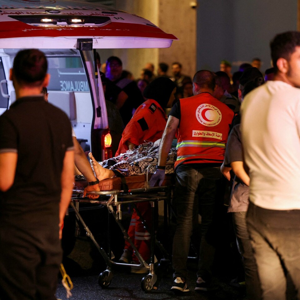 PERSONSØKERE: Over 2 750 personer ble skadd tirsdag. Det skjedde da personsøkere eksploderte i Libanon. Bildet viser en person som er skadd på en båre og personer rundt.
