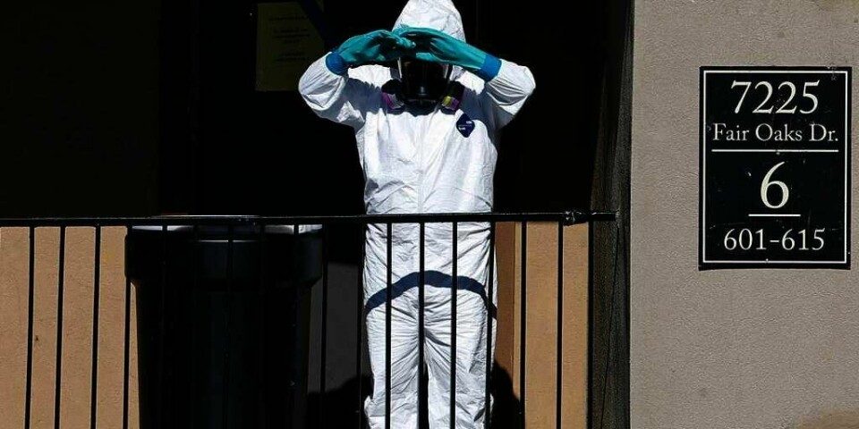 EBOLA:Viruset ebola kan spre seg til Europa. I dag herjer viruset i Vest-Afrika. En mann i Dallas i USA har fått viruset. Bildet viser en person som er ved huset til mannen. Personen skal ta bort tingene til mannen.