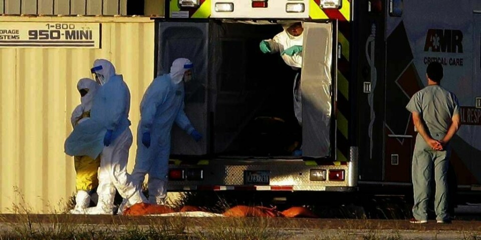 SMITTE: En kvinne kan ha vært syk med ebola mens hun reiste med fly. Nå varsles andre passasjerer om faren. Bildet viser helsearbeidere som tar vare på den andre smittede sykepleieren, Nina Pham.