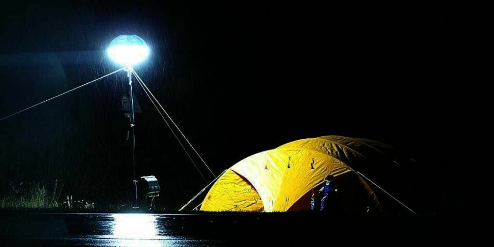 REGN: Det regnet masse ved fjellet Mannen natt til tirsdag. Sivilforsvaret har slått opp telt og holder vakt ved foten av fjellet.