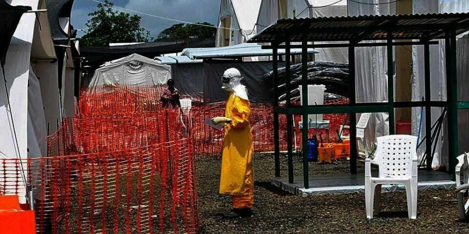SMITTET: Bildet viser en helsearbeider fra Leger Uten Grenser i Liberia. En amerikansk journalist er smittet av ebola i Liberia.