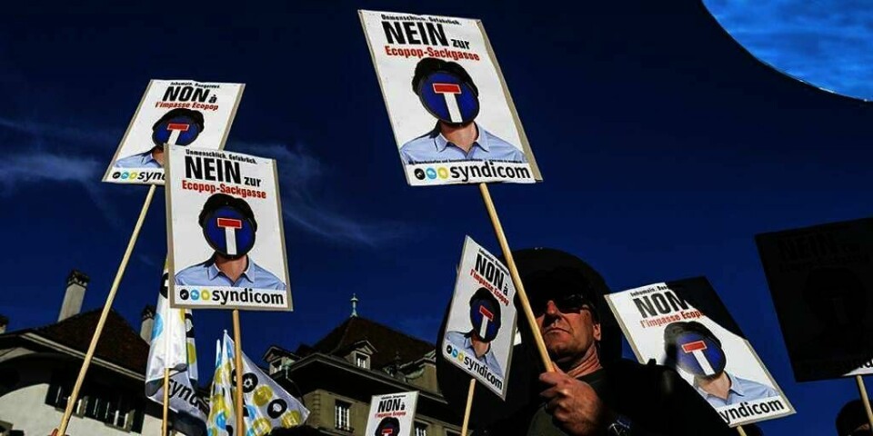 PROTEST: Sveitsere skal stemme ja eller nei til færre innvandrere. Innvandring kan ødelegge naturen, mener en gruppe. På bildet protesterer flere og ber folk si nei til forslaget.