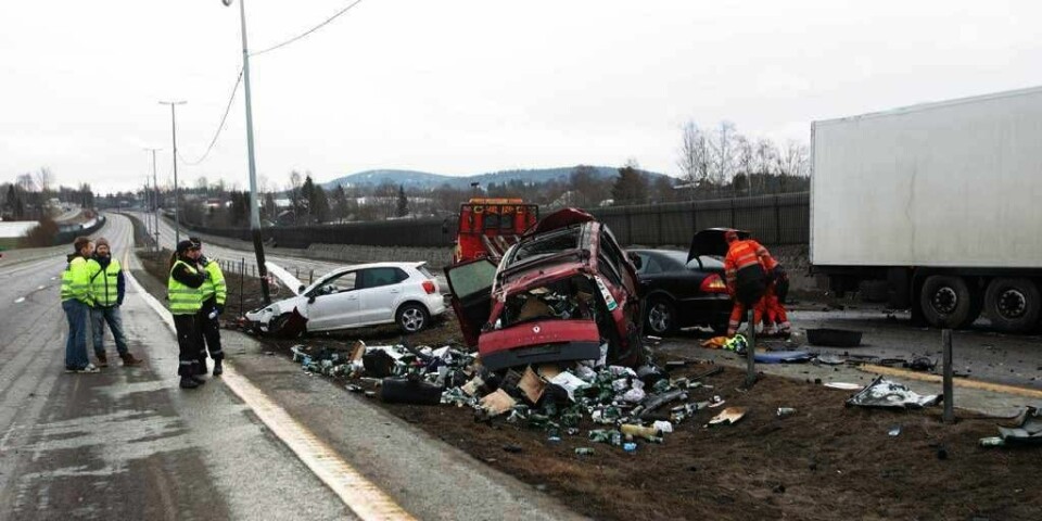 DØDE: En mann døde da flere biler krasjet i Lier torsdag. En annen mann er siktet for uaktsomt drap.