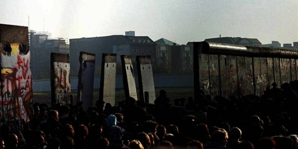 ÅPEN: Muren åpnes i Berlin i Tyskland. En fugl flyr over den åpne muren ved den nye grenseovergangen ved Potsdammer Platz i 1989.
