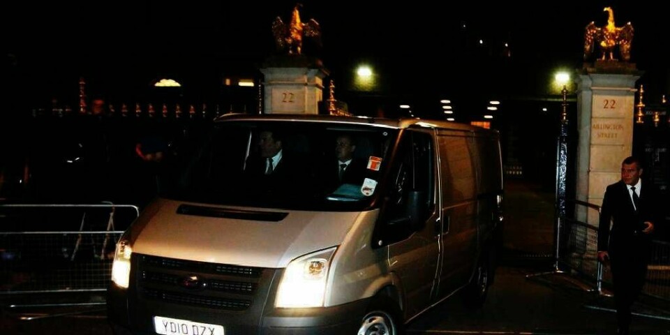 Ambulanse: En sykebil kjører fra Ritz Hotel i London. Margaret Thatcher døde der mandag.