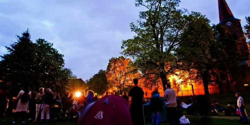 UTE: 270 prester og andre sov ute natt til tirsdag i Sofienbergparken i Oslo. Politiet lot dem sove i fred selv om det ikke er lov å sove ute i en park.