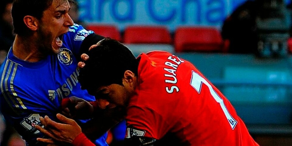 BET: Dette bildet er tatt like etter at Luis Suarez (til høyre) bet motspilleren Branislav Ivanovic (til venstre).