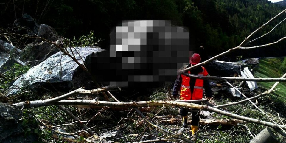STEINRAS: En mann døde da en bil ble tatt av et steinras på E6 i Rosten.