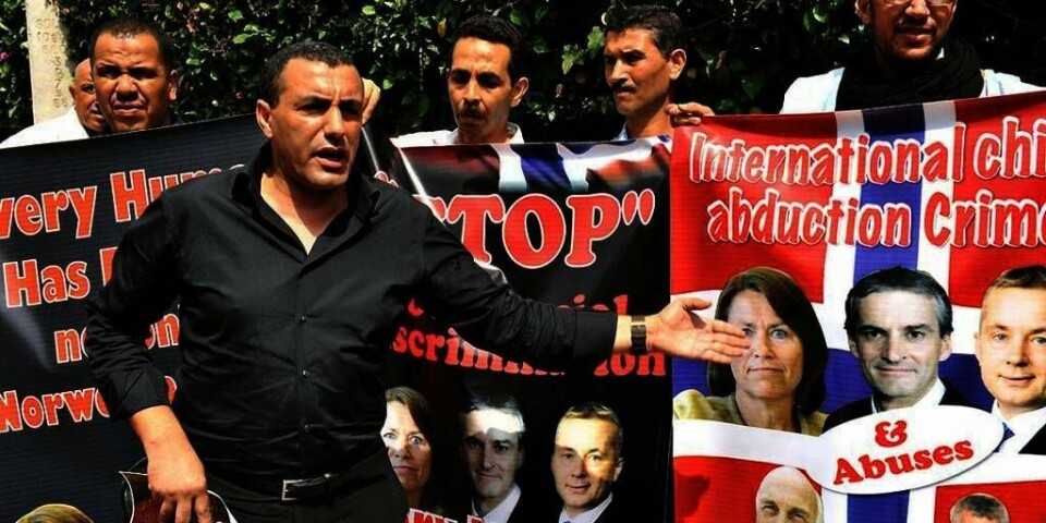 NEKTER:  Khalid Skah ber om unnskyldning for det han har sagt om norske politikere. Men han nekter å komme til Norge. Han er tiltalt for kidnapping, vold og trusler. Bildet viser Khalid Skah under en demonstrasjon utenfor den norske ambassaden i Marokko.