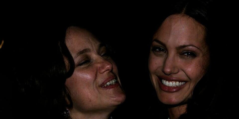 BRYSTKREFT: Angelina Jolie og moren. Moren døde av brystkreft i 2007. Nå er også Angelina Jolies tante død av samme sykdom.