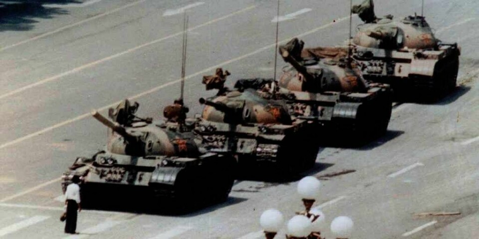 HISTORISK: Hele verden fulgte med under opprøret i Kina i 1989. Bildet av mannen som stiller seg foran flere panservogner, er blitt historisk. Det skjedde 5. juni, dagen etter at myndighetene drepte flere demonstranter.