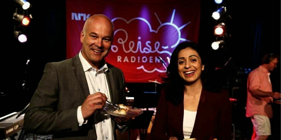 FEIRET: Reiseradioen på NRK er 50 år. Det ble feiret med kake og underholdning mandag. NRK-sjef Thor Gjermund Eriksen (til venstre) og kulturminister Hadia Tajik (til høyre) var med på feireingen.
