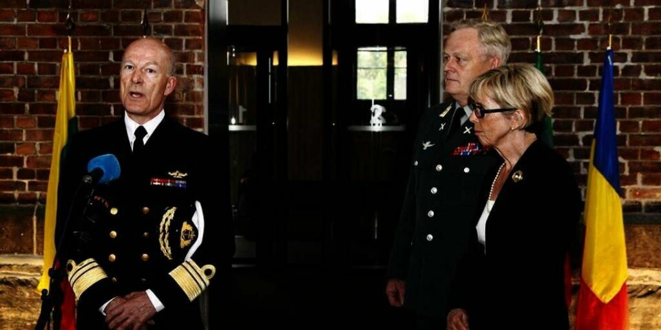 FORSVARSSJEF: Haakon Bruun-Hanssen (t.v) blir Norges nye forsvarssjef. Han overtar jobben etter Harald Sunde. Forsvarsminister Anne-Grete Strøm-Erichsen fra Arbeiderpartiet (Ap) fortalte om det på fredag.
