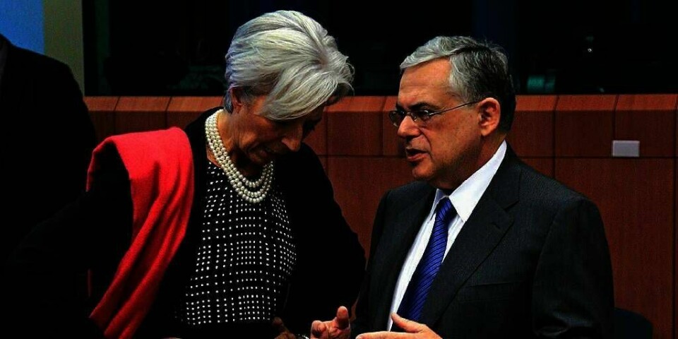 HJELP: Hellas får mer penger fra landene som bruker valutaen euro. Det ble bestemt natt til tirsdag. Christine Lagarde (til venstre) er sjef for Det internasjonale penge-fondet (IMF). Hun snakker med den greske statsministeren Lukas Papademos.