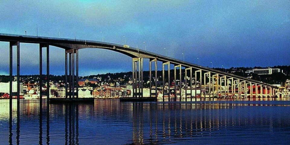 SIKRING: Rekkverkene på Tromsøbrua ble laget to og en halv meter høyere. Ingen har hoppet fra brua siden rekkverket ble høyere.