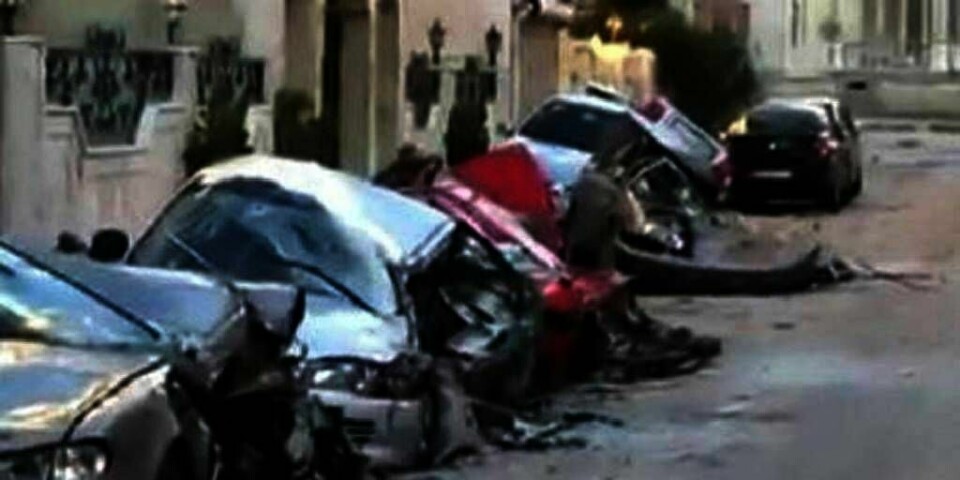 Ødelagte biler står igjen etter et angrep i bydelen Baba Amro i Homs i Syria.