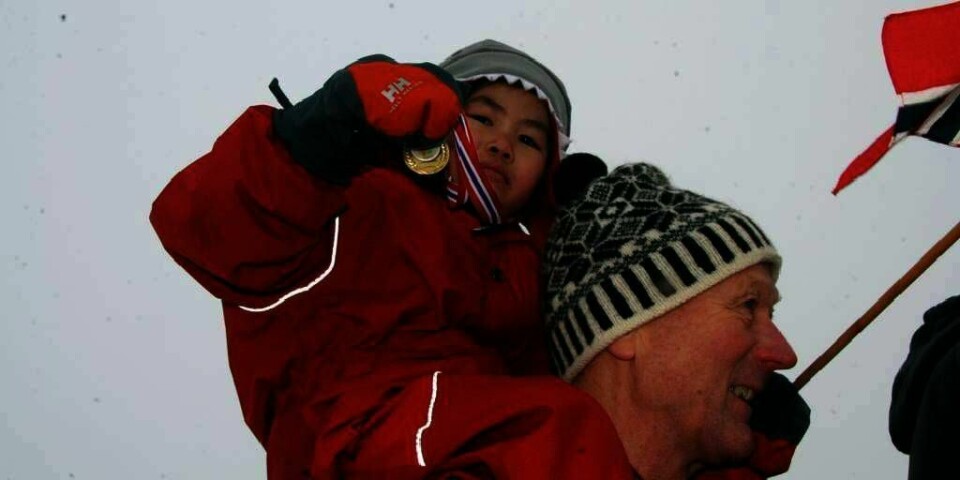 GULL:  Magda Zhu Grov er sikker på flere norske gull. Så sikker er hun, at hun tok med en egen gull-medalje. Titusener av mennesker strømmer til verdens-mesterskapet (VM) på ski. De vil oppleve stemningen.