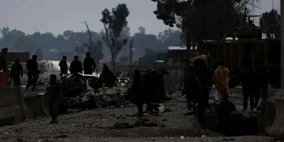 BOMBE: En person sprengte en bil i lufta. Minst ni mennesker ble drept. Det skjedde ved flyplassen i Jalalabad i Afghanistan mandag.