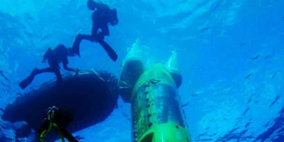 DYPT: James Cameron dykket i ubåten til høyre i bildet. Slik nådde han Marianer-gropen, nesten 11 kilometer under havoverflaten.