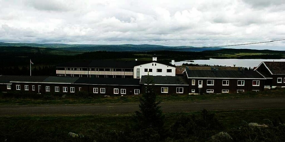 KNIVSTUKKET: En mann og en kvinne ble knivstukket ved Hornsjø Høyfjells-hotell. Mannen døde av skadene. En utenlandsk student i 20-årene er siktet.