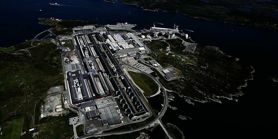 UTSLIPP: Det har lekket ut 120.000 liter diesel har lekket fra en tank. Den ligger på Hydro Aluminiums anlegg (bildet) på Karmøy i Rogaland.