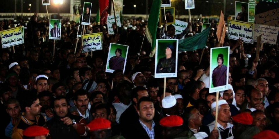 DEMONSTRASJON: Det var uro i Libya natt til onsdag. Her er en gruppe demonstranter som støtter landets leder Muammar Gaddafi. Men mange ønsker seg også en ny leder og regjering.
