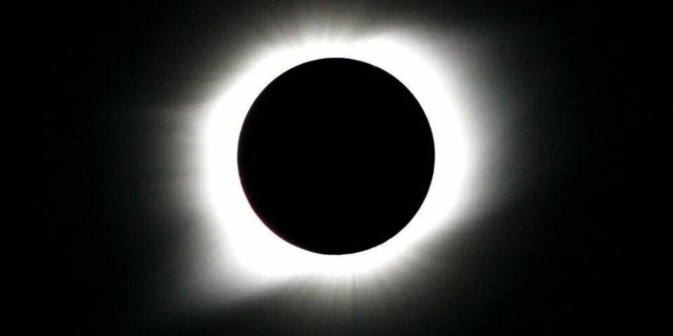 MØRKT: Sola blir formørket når månen kommer mellom jorda og sola. En slik sol-formørkelse kan ses tirsdag. Husk egne briller!