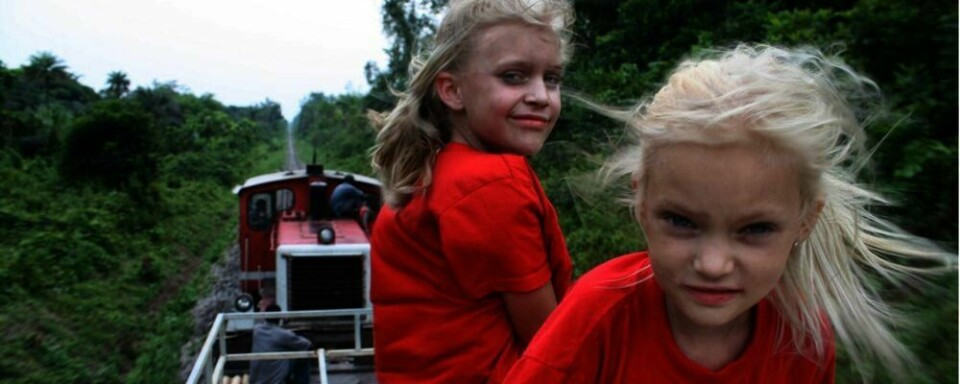Storesøster Linde og Fride på vei til Bong Mines. Det ligger i Liberia. Bildet er fra 2008.