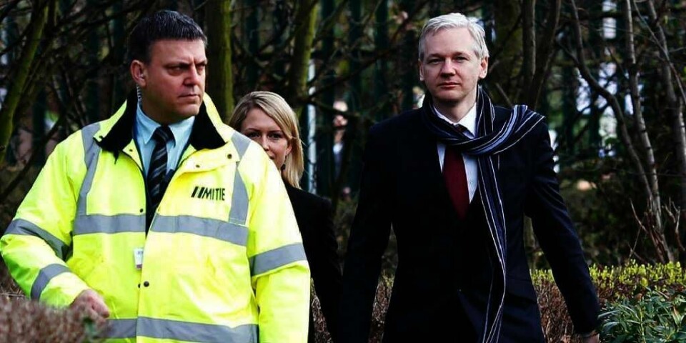 UTLEVERES: Julian Assange (til høyre) kan sendes til Sverige. Det avgjorde en dommer i Belmarsh Magistrates-retten i London torsdag.