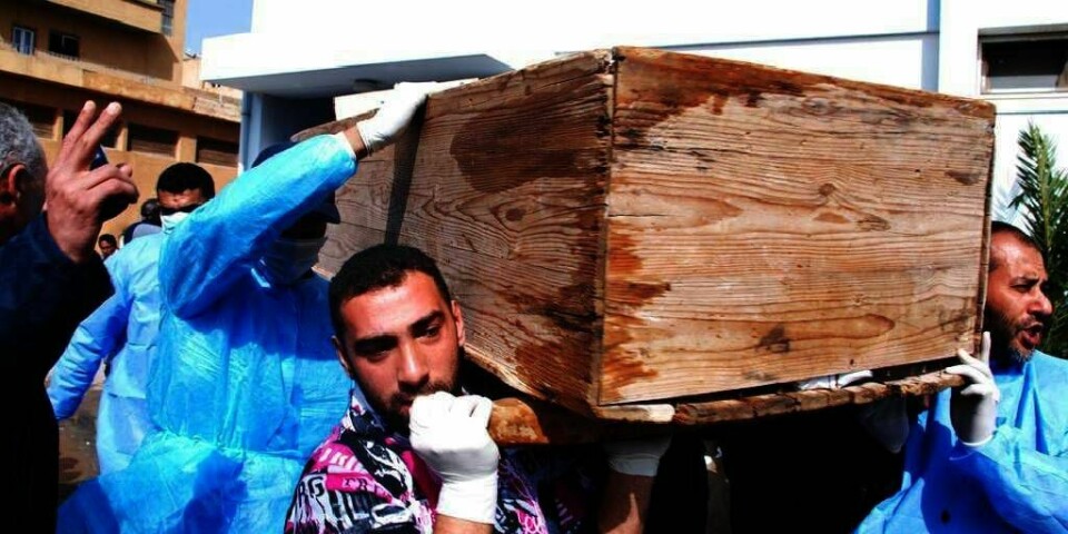 DØDE: Libyske menn bærer en kiste i byen Benghazi. Så mange som 1.000 mennesker kan være drept i Libya de siste dagene. Det tror italienske myndigheter.