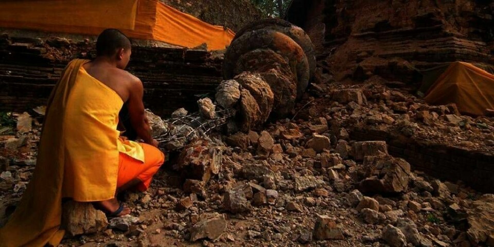 ØDELAGT:  En buddhist-munk ser på et ødelagt tempel. Den 800 år gamle bygningen ble ødelagt av jordskjelvet fredag.