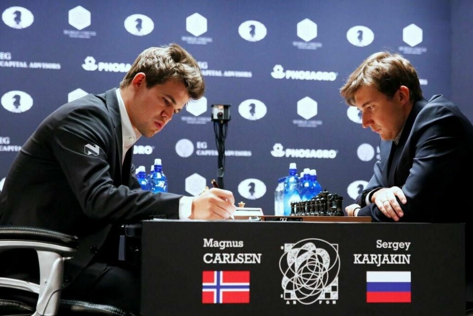 VM: Magnus Carlsen spiller sjakk mot Sergej Karjakin.